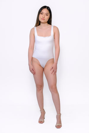 
                  
                    Essential bodysuit with two reversible necklines and a seamless thong
                  
                